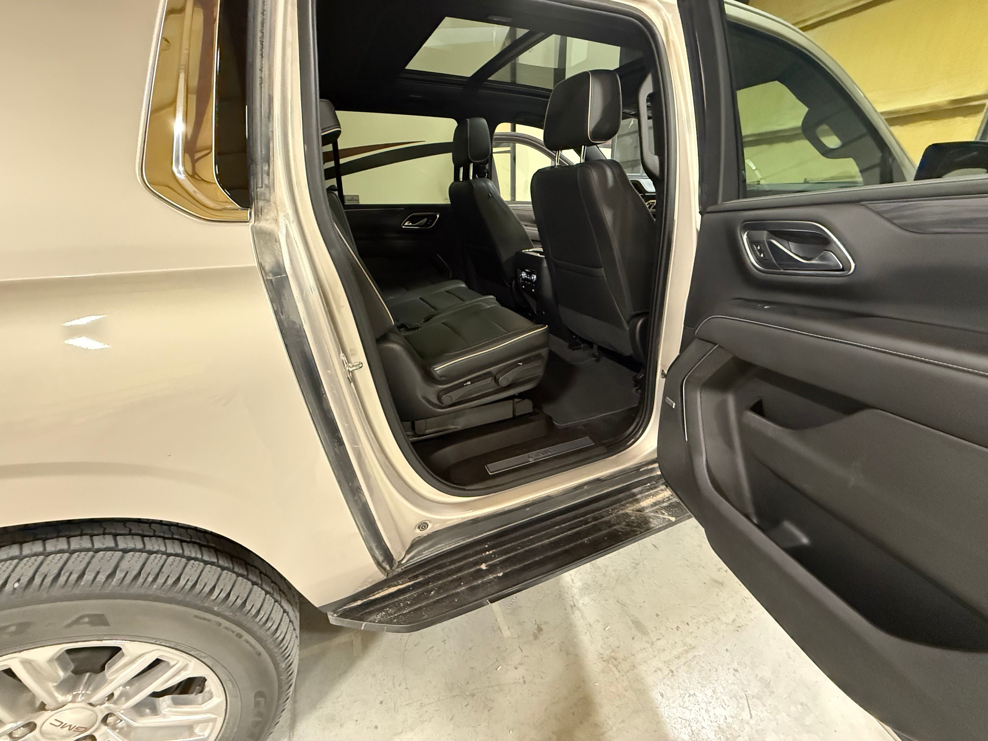 Used 2021 GMC Yukon XL SLT w/ SLT Luxury Package AWD/4WD image 17