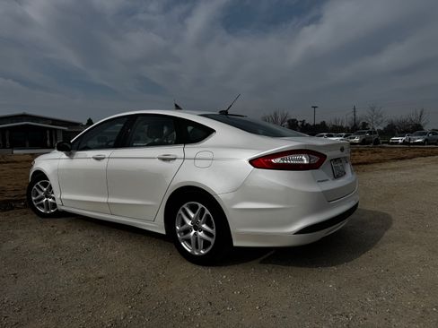 Used 2015 Ford Fusion SE image 4
