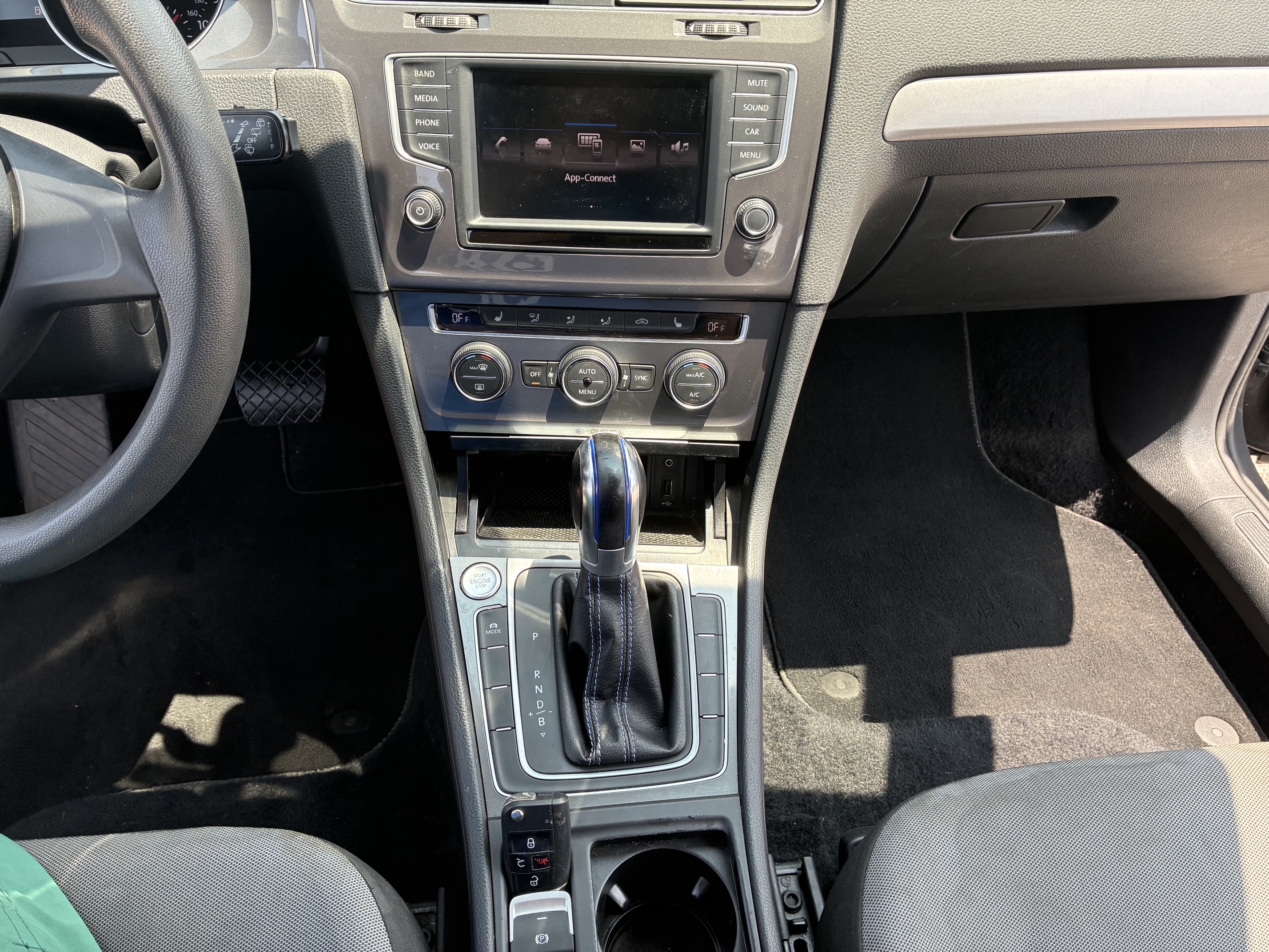 Used 2016 Volkswagen e-Golf SE FWD image 10