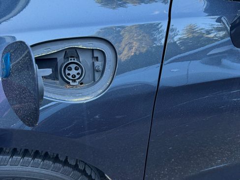 Used 2021 Chrysler Pacifica Limited w/ Premium & Safety Sphere Group FWD image 15