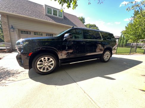 Used 2023 Chevrolet Suburban LT w/ LT Signature Plus Package AWD/4WD image 12
