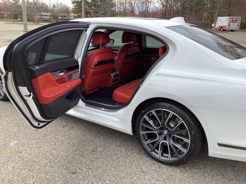 Used 2020 BMW 750i xDrive w/ Autobahn Package image 16