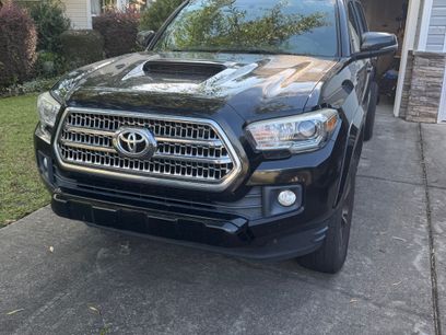Used 2017 Toyota Tacoma TRD Sport w/ Tow Package (A/T)