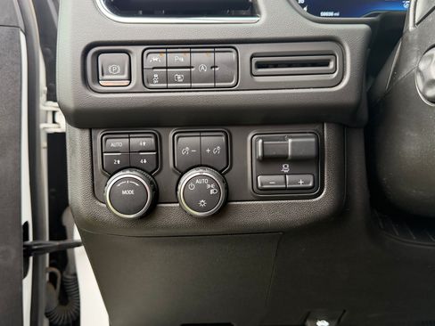 Used 2023 Chevrolet Suburban LT w/ Luxury Package AWD/4WD image 18