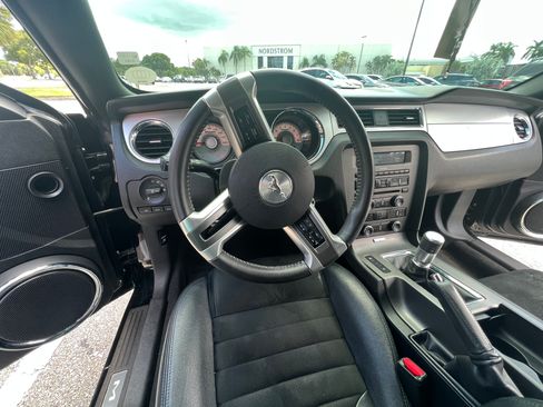 Used 2011 Ford Mustang GT Premium image 11