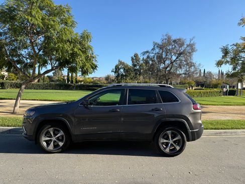 Used 2019 Jeep Cherokee Limited w/ Luxury Group image 4