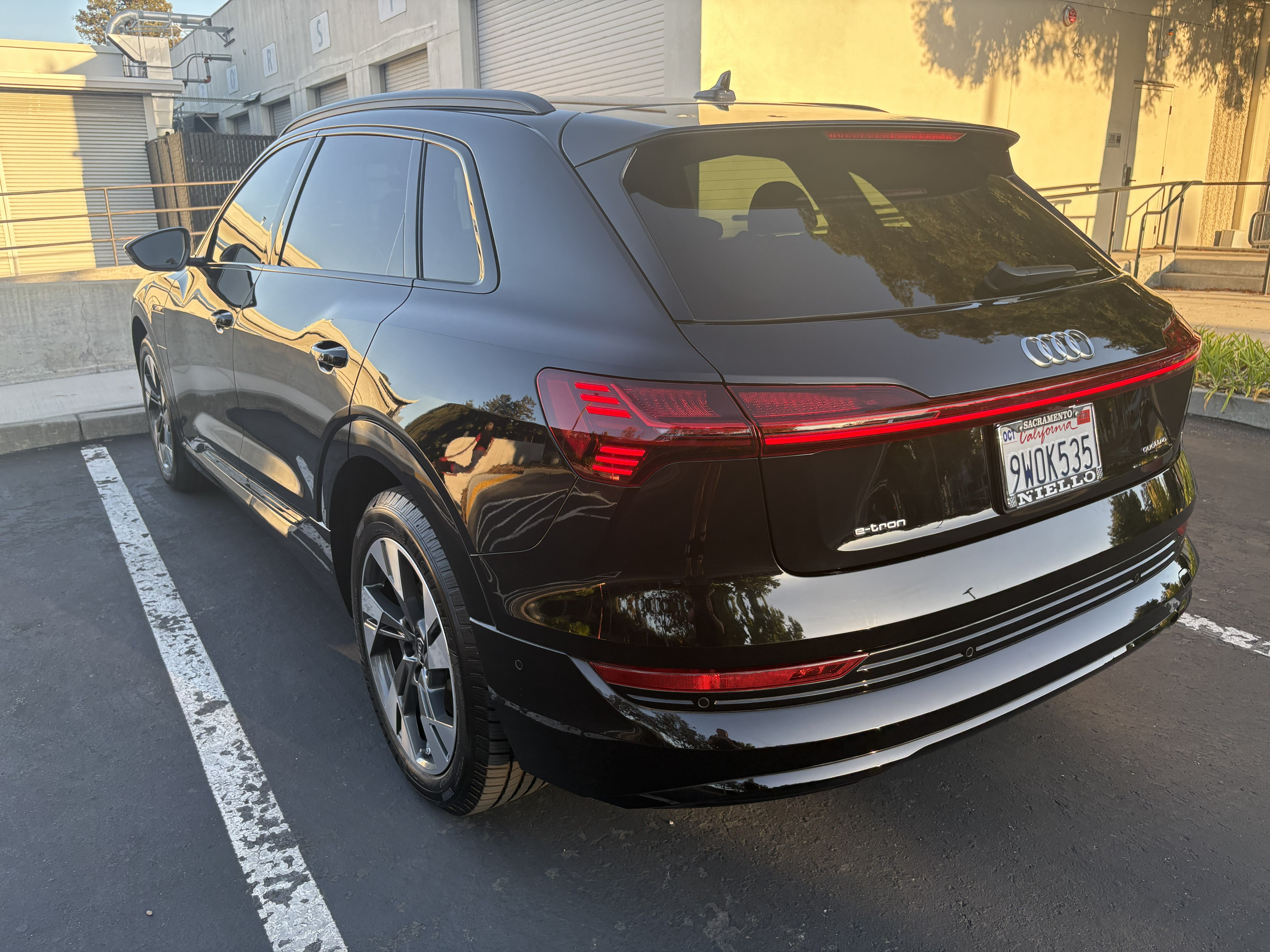 Used 2022 Audi e-tron Premium w/ Convenience Plus Package AWD/4WD image 6