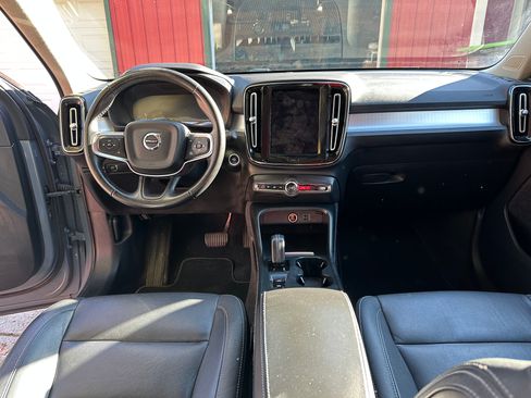 Used 2021 Volvo XC40 T5 Momentum image 18