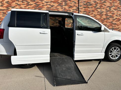 Used 2014 Dodge Grand Caravan SXT image 1