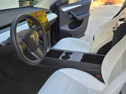 Used 2023 Tesla Model Y Long Range image 12