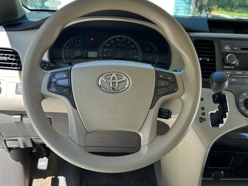 Used 2011 Toyota Sienna LE image 10