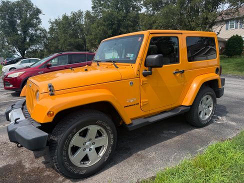 Used 2012 Jeep Wrangler Sahara w/ Connectivity Group AWD/4WD image 5