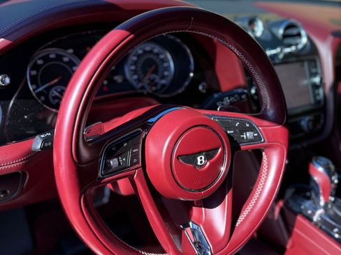Used 2019 Bentley Bentayga image 4