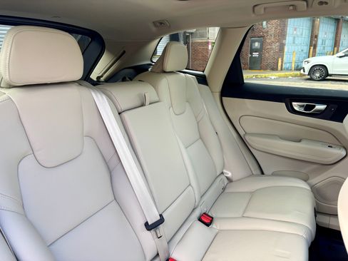 Used 2022 Volvo XC60 B5 Momentum w/ Climate Package image 15