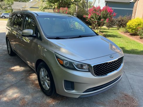 Used 2016 Kia Sedona LX w/ Option Group 020 FWD image 4