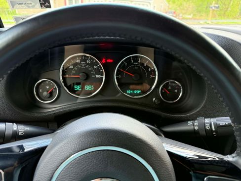 Used 2015 Jeep Wrangler Unlimited Sahara AWD/4WD image 19