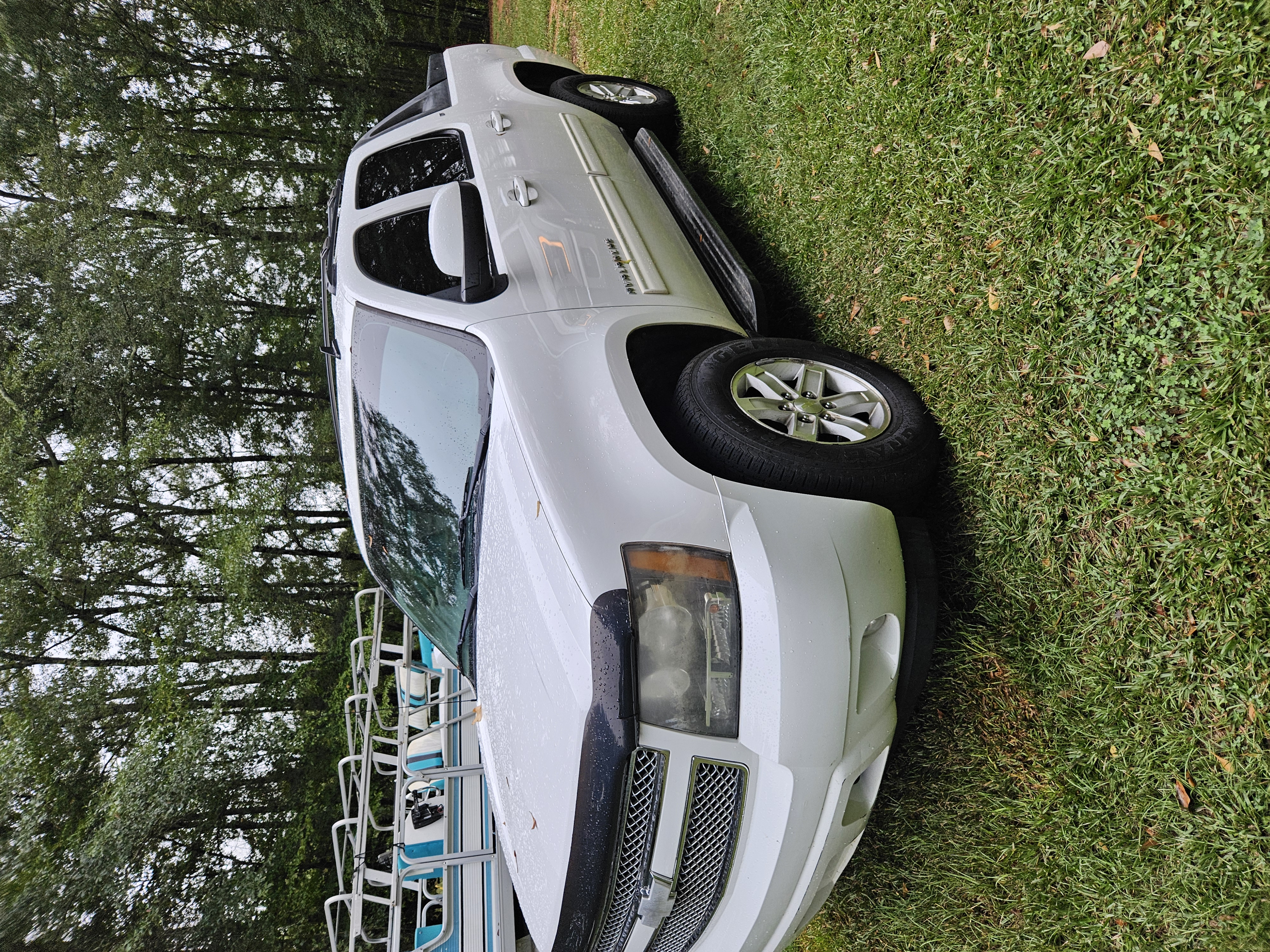 Used 2011 Chevrolet Avalanche LT w/ Luxury Package AWD/4WD image 2