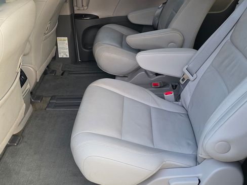 Used 2017 Toyota Sienna XLE Premium FWD image 5