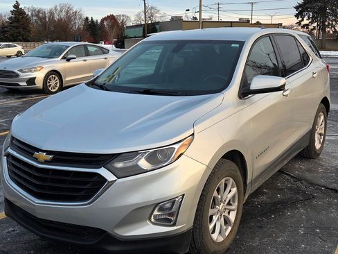 Used 2018 Chevrolet Equinox LT image 2