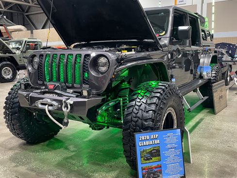 Used 2020 Jeep Gladiator Sport w/ Quick Order Package 24S image 16