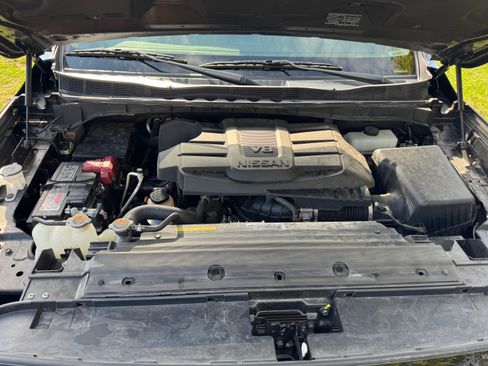 Used 2023 Nissan Titan SV w/ SV Convenience Package image 9