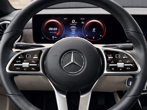 Used 2023 Mercedes-Benz CLA 250 4MATIC image 2