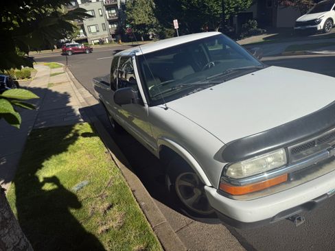 Used 2003 Chevrolet S10 Pickup LS RWD image 2