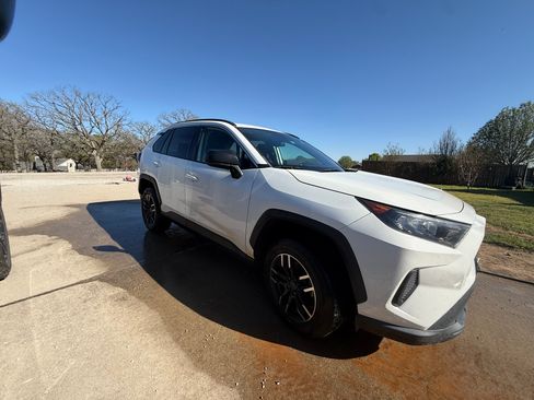 Used 2021 Toyota RAV4 LE image 8