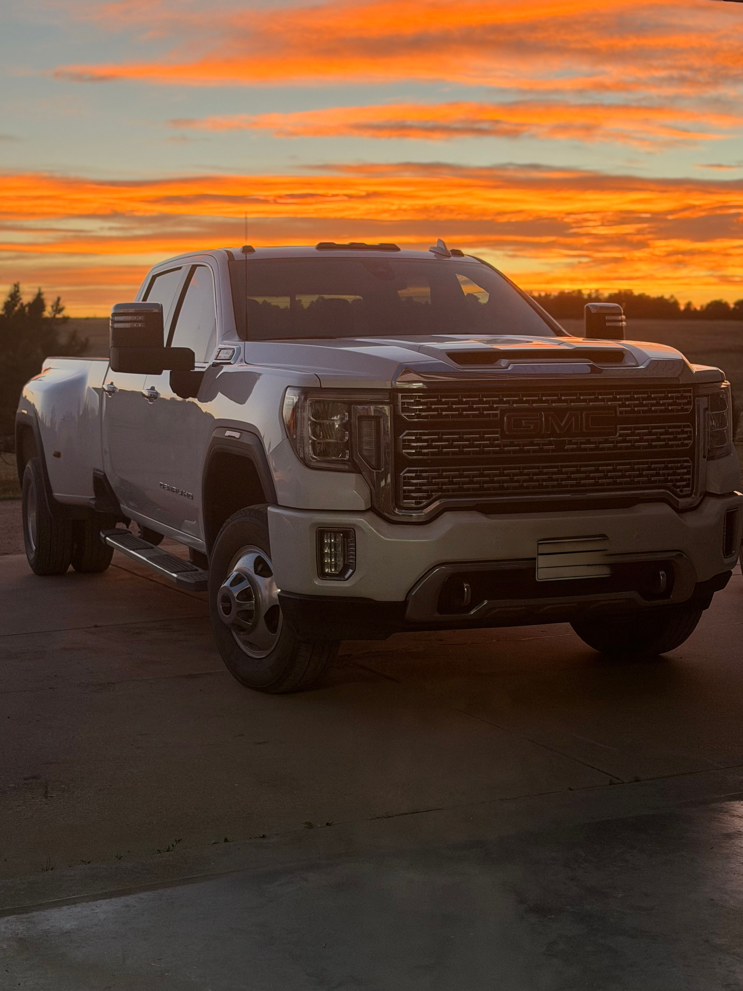 Used 2022 GMC Sierra 3500 Denali AWD/4WD image 1