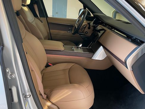 Used 2025 Land Rover Range Rover SE image 9