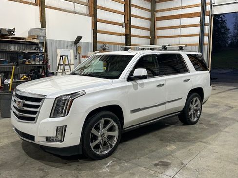 Used 2017 Cadillac Escalade Premium Luxury image 1
