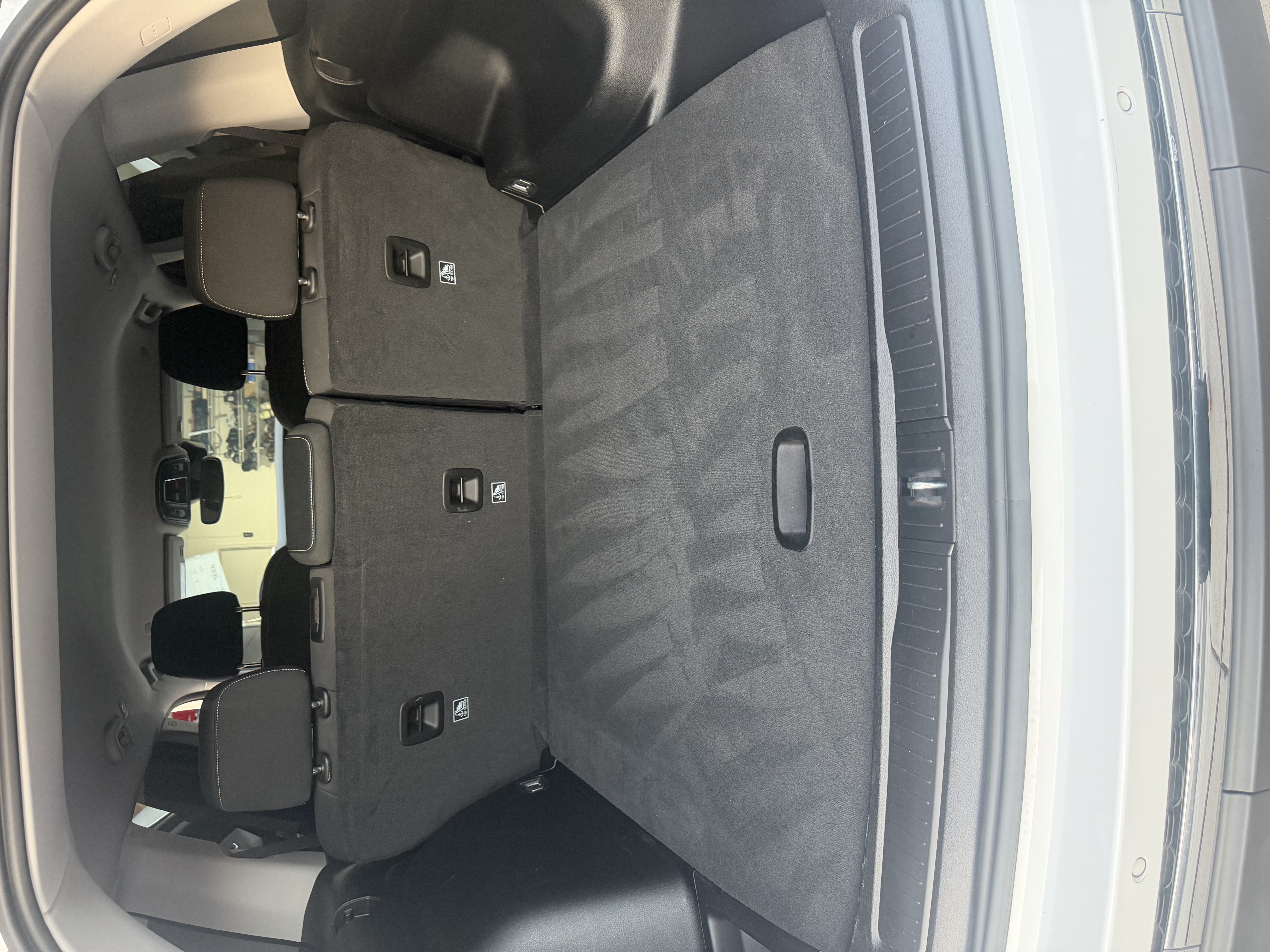 Used 2023 Jeep Grand Cherokee Laredo RWD image 13