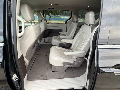 Used 2020 Chrysler Pacifica Touring-L FWD image 24
