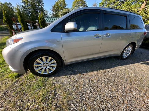 Used 2017 Toyota Sienna AWD image 13