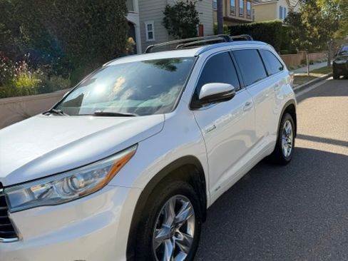 Used 2016 Toyota Highlander Limited w/ Driver Technology Package AWD/4WD image 2