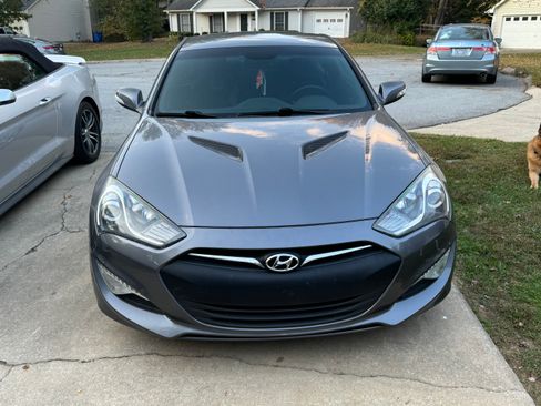 Used 2015 Hyundai Genesis 3.8 image 2
