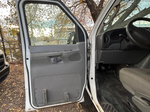 Used 2004 Ford E-250 and Econoline 250 image 4