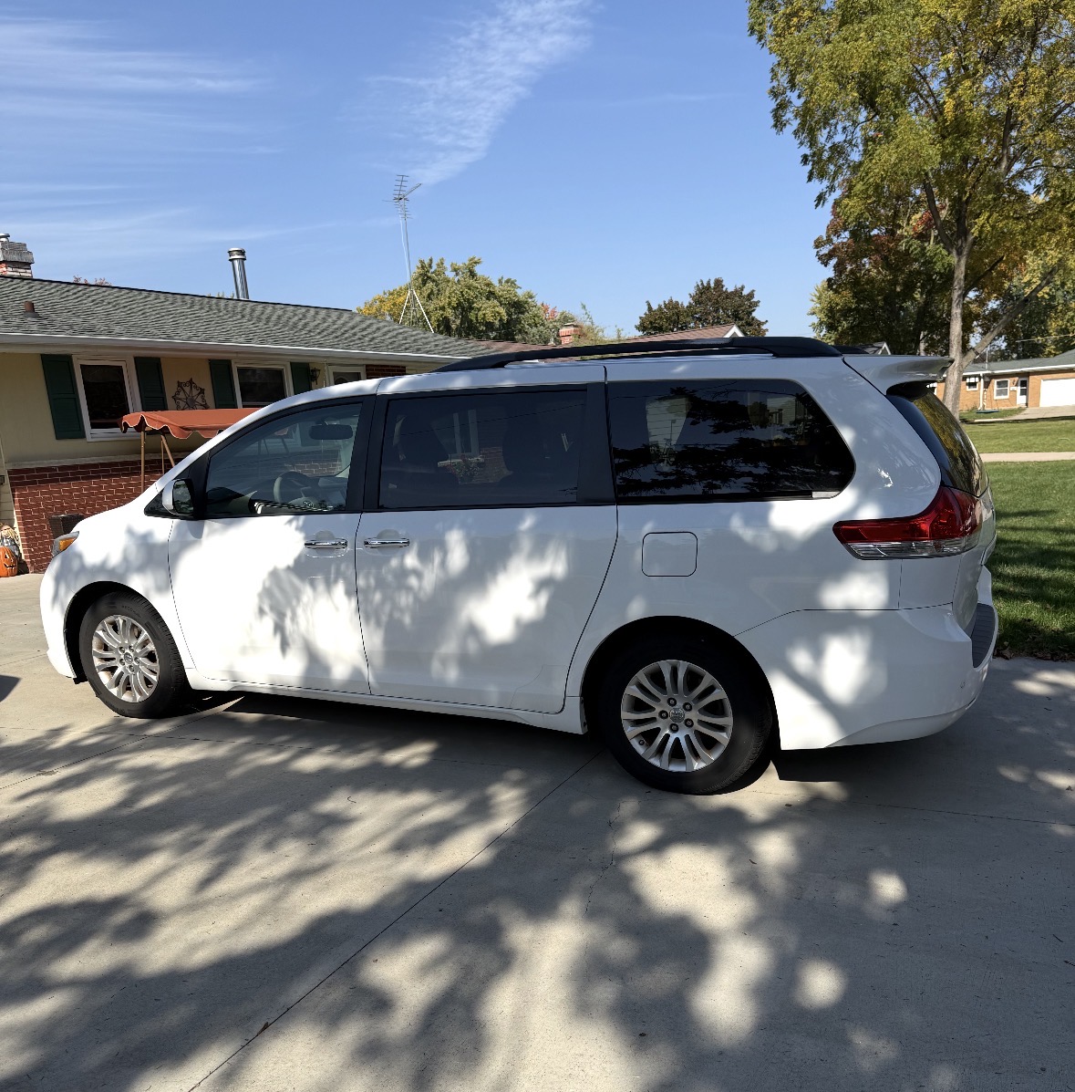 Used 2013 Toyota Sienna XLE FWD image 2