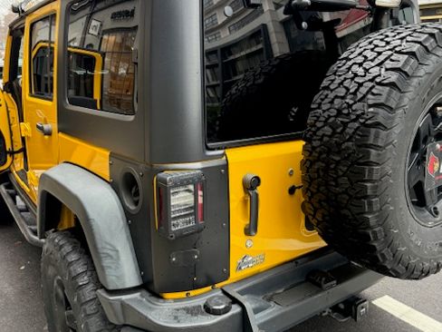 Used 2015 Jeep Wrangler Unlimited Rubicon w/ Connectivity Group image 6