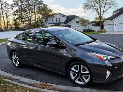 Used 2017 Toyota Prius Four Touring image 2