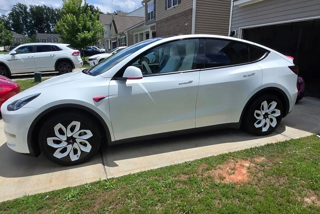 Used 2020 Tesla Model Y Long Range AWD/4WD image 1