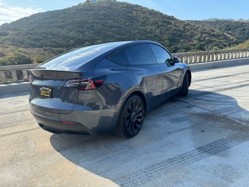 Used 2022 Tesla Model Y Performance image 10