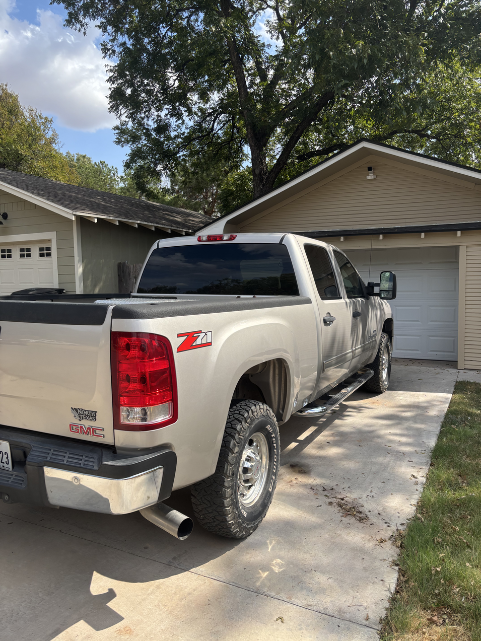 Used 2008 GMC Sierra 2500 SLE w/ Z71 Off-Road Package RWD image 14