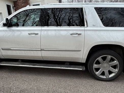 Used 2019 Cadillac Escalade ESV Luxury image 9