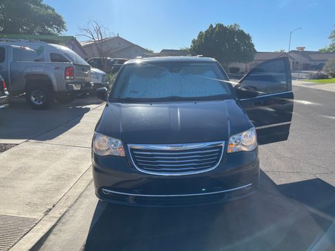 Used 2016 Chrysler Town & Country Touring image 2