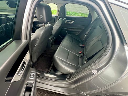 Used 2017 Jaguar XF Premium image 12