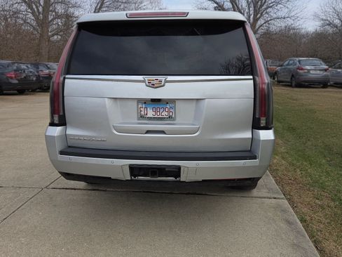 Used 2020 Cadillac Escalade ESV Luxury image 2