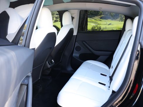 Used 2022 Tesla Model Y Performance image 11