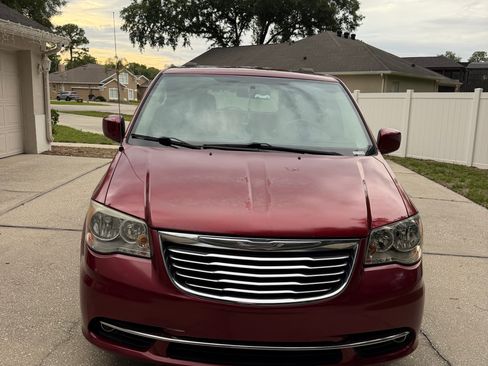 Used 2016 Chrysler Town & Country Touring FWD image 1