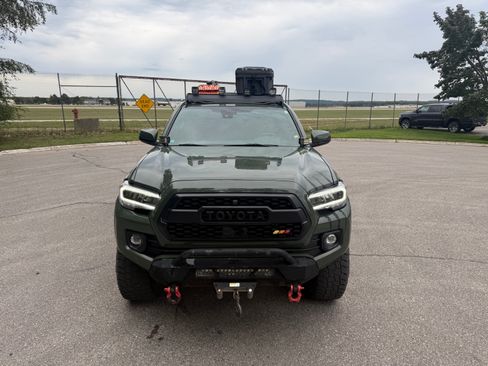 Used 2022 Toyota Tacoma TRD Off-Road AWD/4WD image 2